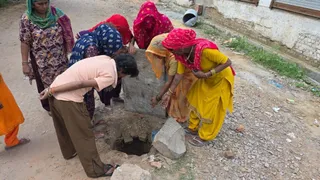 सीवर के इस खुले मेनहोल में गिरकर हुई थी मासूम की मौत, जिसपर अब ढक्कन लगाया गया। जागरण