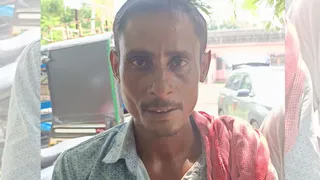 बगहा में आपबीती सुनाते झारखंड के धनबाद के सिसानी गांव निवासी प्रमोद पंडित।