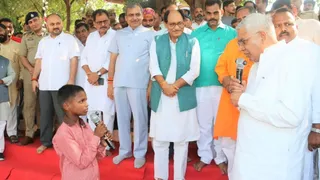 छात्र ने पूछा- आकाश से ऊंचा कौन? मंत्री बोले- माता-पिता।