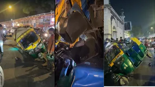 कनॉट प्लेस में गिरा रेड लाइट का पोल। (वीडियो ग्रैब)