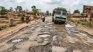 3 किमी में बने 150 से अधिक गड्ढे (एआई जेनरेटेड तस्वीर)