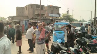 स्थानीय लोगों ने घायल को तत्काल इलाज के लिए अस्पताल भेजा।