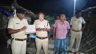 घटनास्थल पर छानबीन करते पुलिस अधिकारी। जागरण