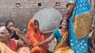 युवक की संदिग्ध परिस्थिति में मौत के बाद रोते बिलखते स्वजन