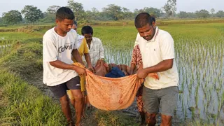 चटाई के सहारे मरीज को ले जाते ग्रामीण। जागरण