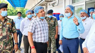 सुधा डेयरी प्लांट का निरीक्षण करते डीएम दीपक कुमार मिश्रा। जागरण