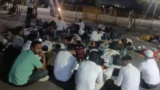 उच्च शिक्षा मंत्री इंदर सिंह परमार के बंगले के सामने अतिथि विद्वानों का प्रदर्शन। (फोटो- जागरण)