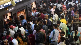 बस चालकों की हड़ताल से दिल्ली मेट्रो में उमड़ी भारी भीड़, आठ लाख यात्री बढ़े।