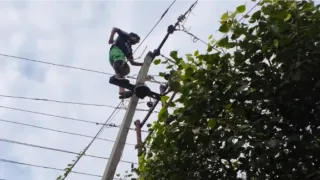 फॉल्ट ठीक करता विद्युतकर्मी।