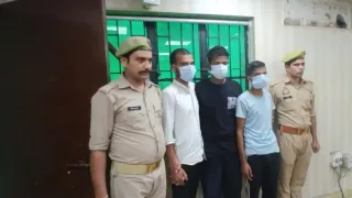 पुलिस की गिरफ्त में गिरोह के सदस्य।