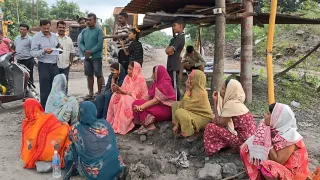 आक्रोशित ग्रामीणों ने ठप कराया काम