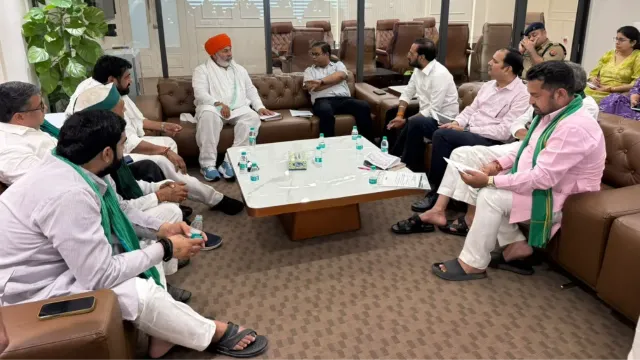ग्रेटर नोएडा: प्राधिकरण और प्रशासन से वार्ता के बाद किसानों का धरना एक महीने के लिए स्थगित