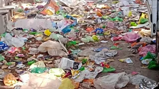 सड़कों पर फैला कूड़ा।