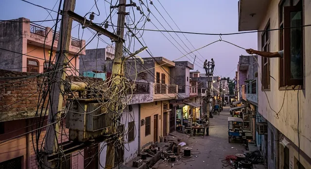 5 साल में ₹200 करोड़ पानी में! गाजियाबाद में 14 हजार चोर पकड़े, फिर भी रोजाना 2 करोड़ की बिजली चोरी