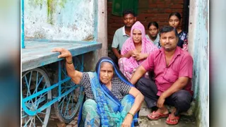 परिवार के साथ घर के बाहर उदास बैठे प्रमोद व उनके स्वजन। जागरण