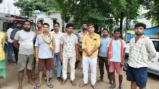 शोकाकुल लोग। (जागरण)
