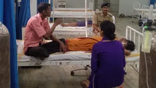 अस्पताल में इलाज के दौरान जांच पड़ताल के लिए पहुंची पुलिस।