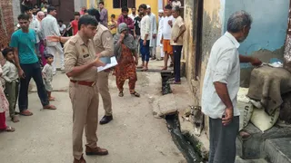 पत्नी के गले पर कैंची से किए कई वार।