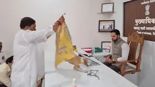 शिव सेना की युवा शाखा ने नासिक नगर पंचायत कार्यालय में छोड़े आवारा कुत्ते (फोटो- PTI)