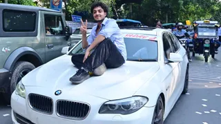 लग्जरी गाड़ियों से प्रचार हुआ। जागरण