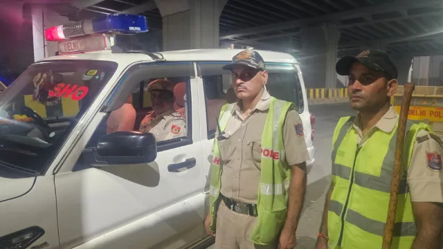 दिल्ली के चार जिलों में बढ़ी पुलिस की चौकसी, रात में वाहनों की जांच और बार्डर पर निगरानी तेज
