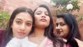 पीड़ित युवतियों के साथ फर्जी आईएएस तृप्ति सिंह।