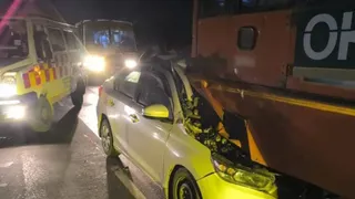 रोडवेज बस में पीछे से घुसी कार।