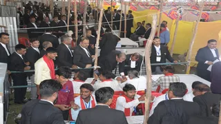 हाई कोर्ट बार एसोसिएशन इलाहाबाद के चुनाव में गुरुवार को मतदान केंद्र पर अधिवक्ताओं की भीड़। जागरण