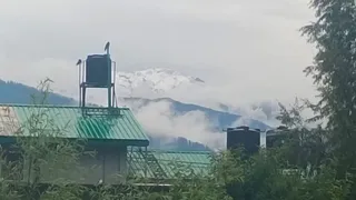 हिमाचल प्रदेश में बर्फबारी के बाद तापमान में गिरावट आई है।