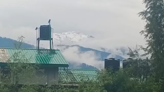 Himachal Weather: मानसून की विदाई से पहले मौसम का यू-टर्न, बर्फबारी से 8.2 डिग्री तक गिरा तापमान