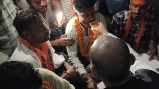 जेपी विश्वविद्यालय में अनशनकारी छात्रों को जूस मिलाकर अनशन समाप्त कराते कुलपति प्रो. परमेंद्र कुमार बाजपेई। (जागरण)