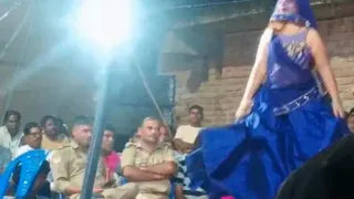 कौशांबी में ड्यूटी दरकिनार कर बार बाला का डांस देखने वाले दो पुलिसकर्मियों लाइन हाजिर कर दिए गए हैं।