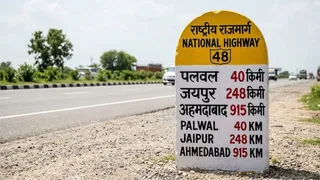 मील के पत्थरों के अलग-अलग रंगों का क्या मतलब है? (AI Generated Image)