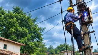 Munger Sangrampur Lineman Electrocuted: मुंगेर के संग्रामपुर में ट्रांसफार्मर का फ्यूज जोड़ते समय करंट लगने से लाइनमैन की मौत; सन्हौली गांव में मचा कोहराम। प्रतीकात्मक तस्वीर