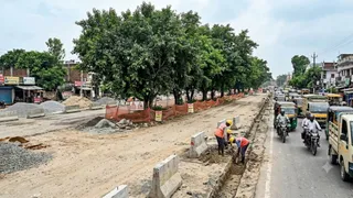 वन विभाग की 'हरी झंडी' के बिना अटकी मुजफ्फरपुर में फोरलेन की रफ्तार (AI Generated Image)