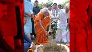 केंद्रीय वित्त मंत्री निर्मला सीतारमण ने लोधी कॉलोनी में वृक्षारोपण अभियान की शुरुआत की।