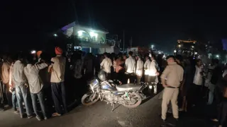 पांवटा साहिब हाईवे पर युवक की मौत के बाद सड़क पर जुटे लोग। जागरण