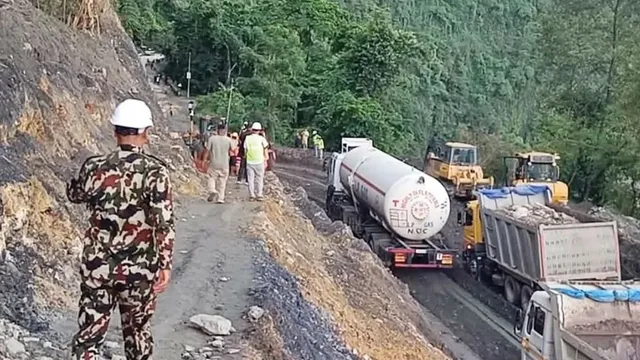 नेपाल में पृथ्वी राजमार्ग पर दोतरफा यातायात बहाल, सोनौली से काठमांडू का सफर हुआ सुगम