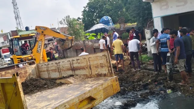 सरकार से टूटी आस तो ग्रामीणों ने उठा लिया फावड़ा, आगरा का गांव बना मिसाल