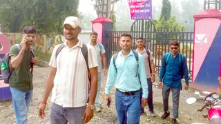 नौंवी वाहिनी पीएसी में होमगार्ड भर्ती दौड़ परीक्षा देकर बाहर आते अभ्यर्थी।