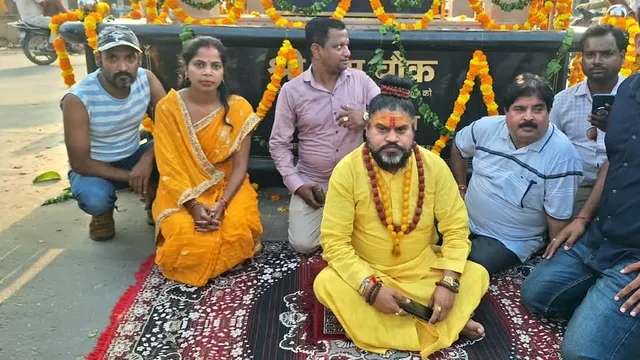 पाकिस्तानी नंबर से धमकी, FIR में देरी पर भड़के पीठाधीश्वर सच्चिदानंद, सड़क पर धरने पर बैठे