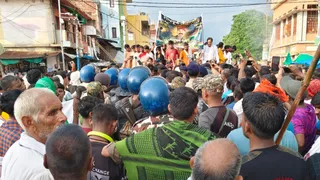 मौत की खबर मिलते ही सड़क पर उतरे ग्रामीण