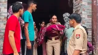 बच्ची का शव लेकर जाती पुलिसकर्मी। जागरण