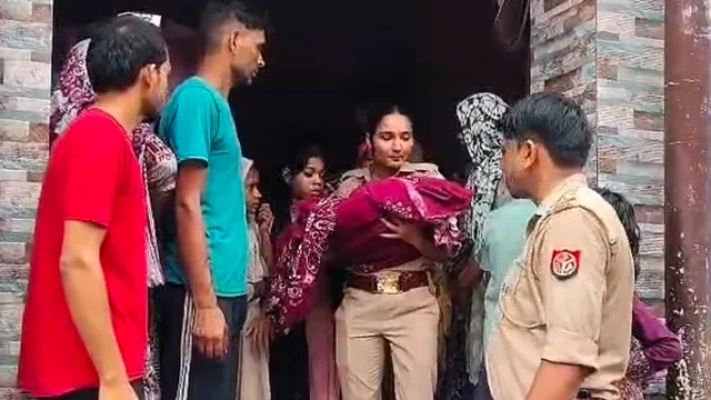 पति ने पत्नी पर किए कैंची से वार, हाथ से गिरी मासूम बच्ची ने तोड़ा दम; आरोपित मौके से हो गया फरार
