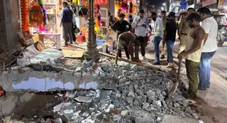 नखास में छज्जा गिरने के बाद मलबा हटाते मजदूर। जागरण