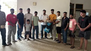 युवाओं की मांग पर भेजी क्रिकेट व वालीबॉल खेल किट (जागरण फोटो)