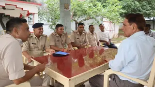 पुलिसकर्मियों के साथ रिटायर्ड आईजी केडी सिंह। (स्रोत : देवघर पुलिस)