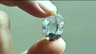 खदान से निकला बेशकीमती हीरा। (सौजन्य एनएमडीसी)