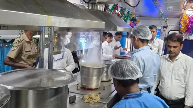 पितृपक्ष मेले से पहले गया जंक्शन पर बड़ा चेक, 12 पेंट्री कारों में मिली गड़बड़ी; 1.58 लाख जुर्माना