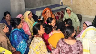 दीपक शर्मा की मौत के बाद परिवार का रो-रोकर बुरा हाल। (फाइल फोटो)